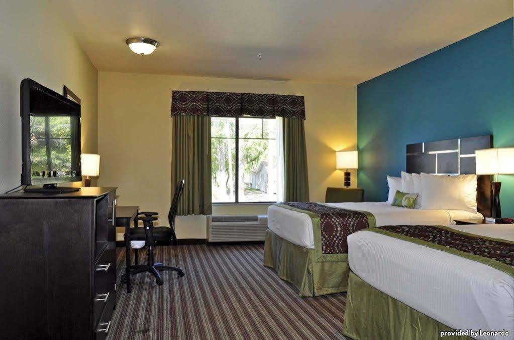 Best Western Plus Desoto Inn & Suites Mansfield Room photo